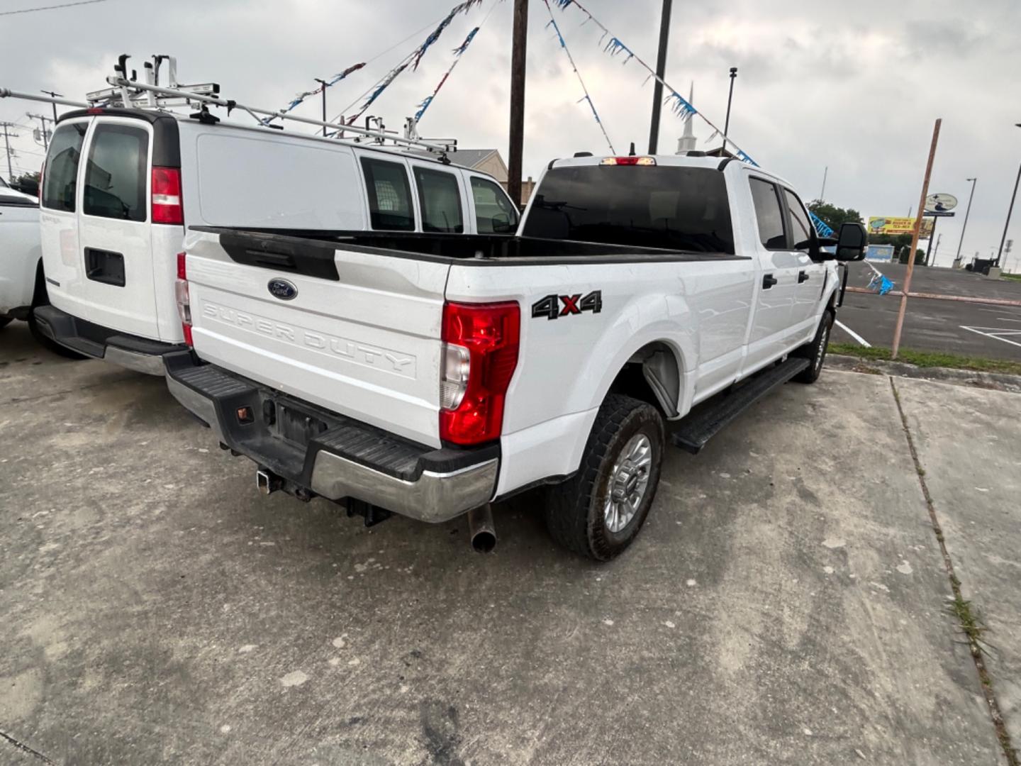 2022 White Ford F-250 SD King Ranch Crew Cab 4WD (1FT7W2B62NE) with an 6.2L V8 OHV 16V engine, 6A transmission, located at 1687 Business 35 S, New Braunfels, TX, 78130, (830) 625-7159, 29.655487, -98.051491 - Photo#6